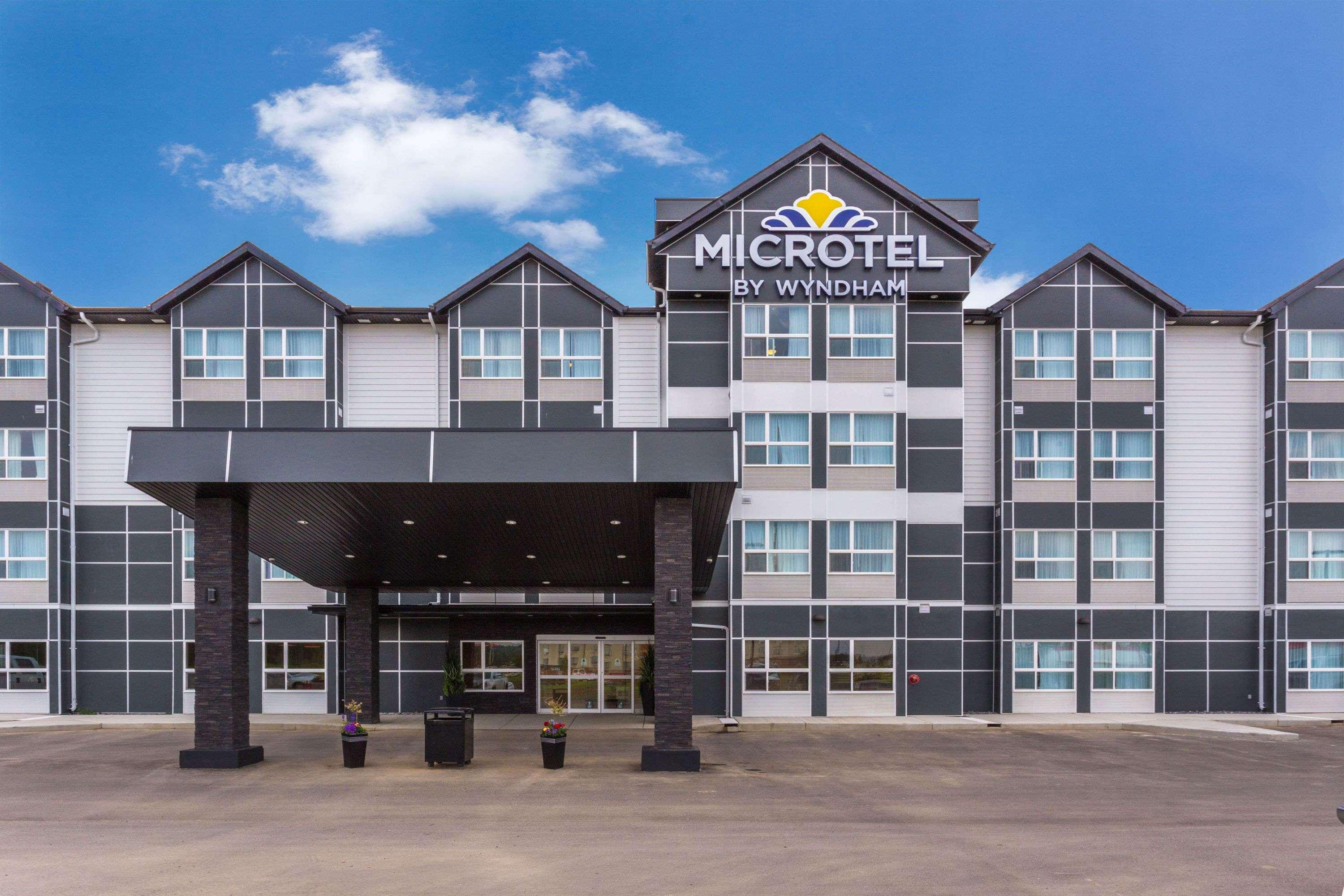 Microtel Inn & Suites By Wyndham Whitecourt Exteriér fotografie