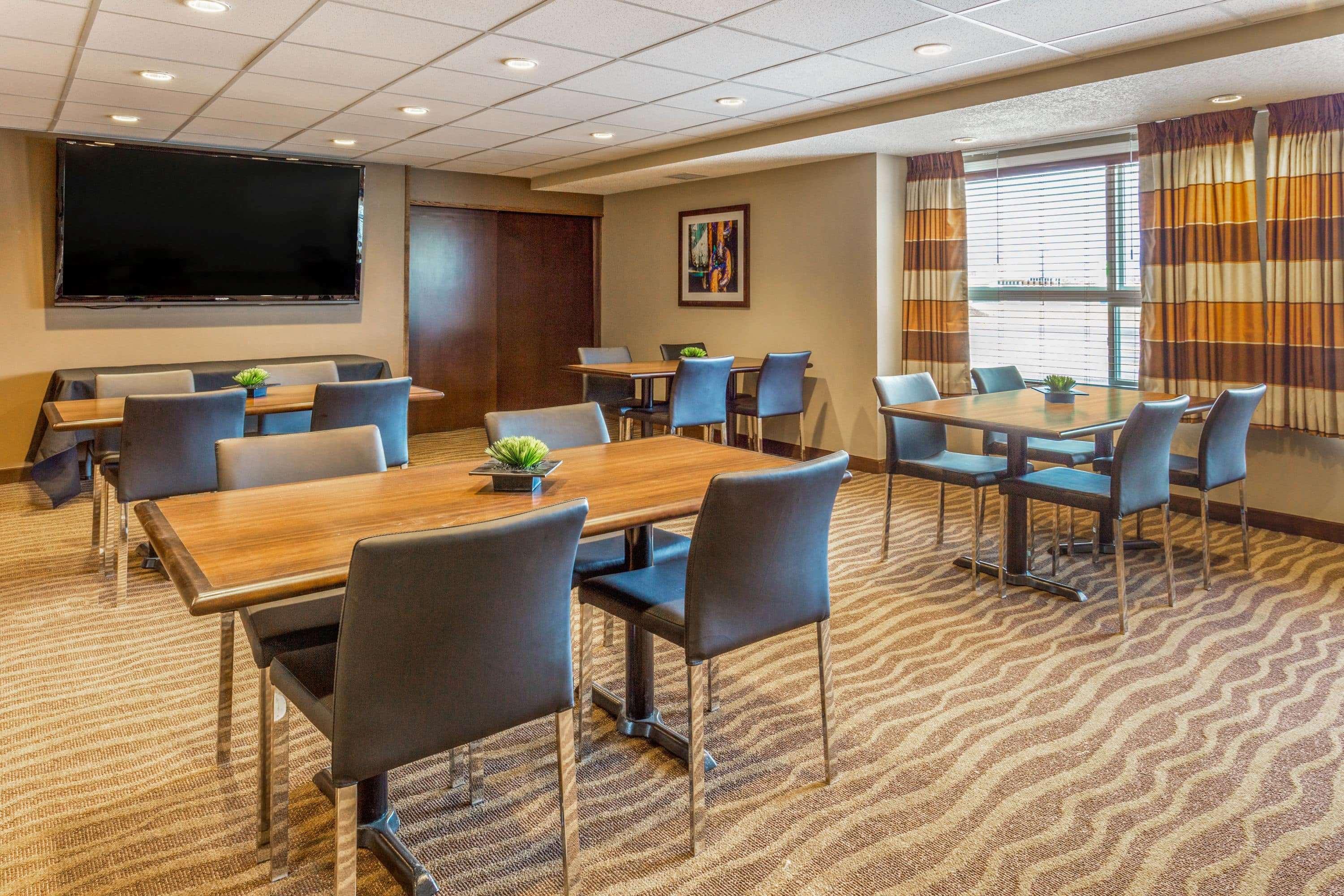 Microtel Inn & Suites By Wyndham Whitecourt Exteriér fotografie