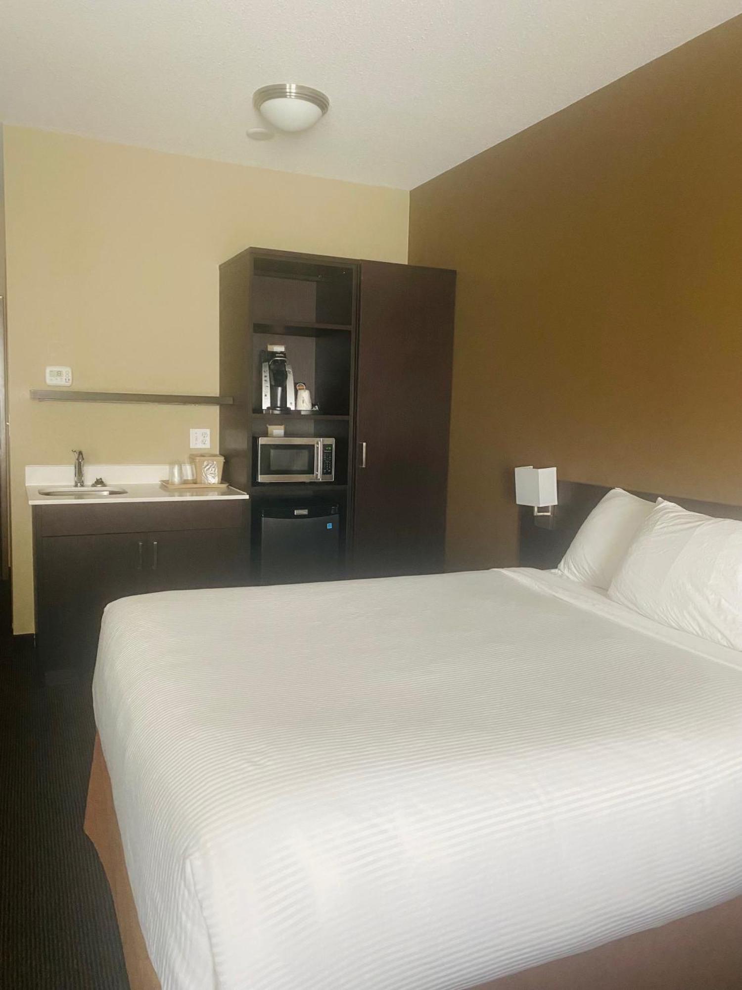 Microtel Inn & Suites By Wyndham Whitecourt Exteriér fotografie