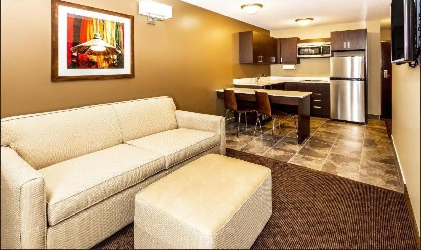 Microtel Inn & Suites By Wyndham Whitecourt Exteriér fotografie