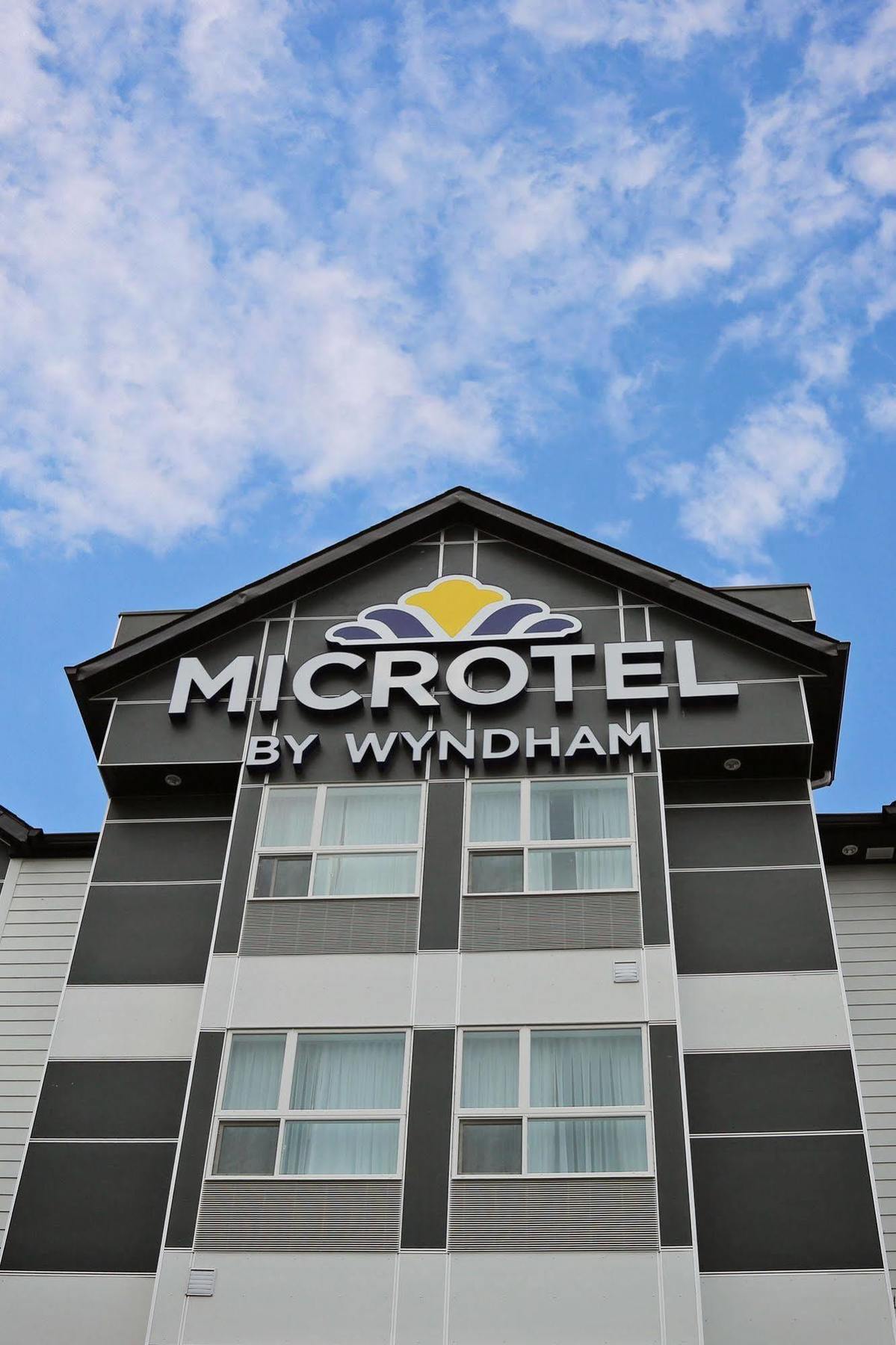 Microtel Inn & Suites By Wyndham Whitecourt Exteriér fotografie