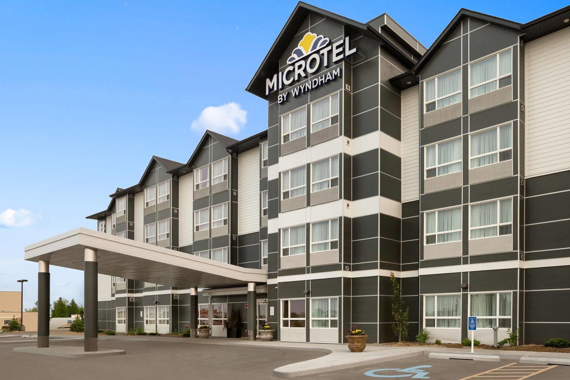 Microtel Inn & Suites By Wyndham Whitecourt Exteriér fotografie